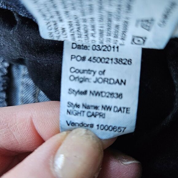 NINE WEST Women's Size 8 Capri Zippered Bottom Blue Jeans - Picture 4 of 11